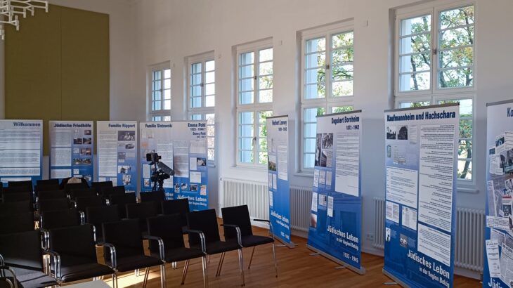 Zu sehen sind die Ausstellungstafeln der Ausstellung Jüdisches Leben Bad Belzig im großen Saal des Kulturzentrums in Bad Belzig.