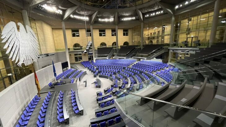 Zu sehen ist der Plenarsaal des Deutschen Bundestages.